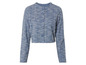 Une veste en tweed bleue à boutons.