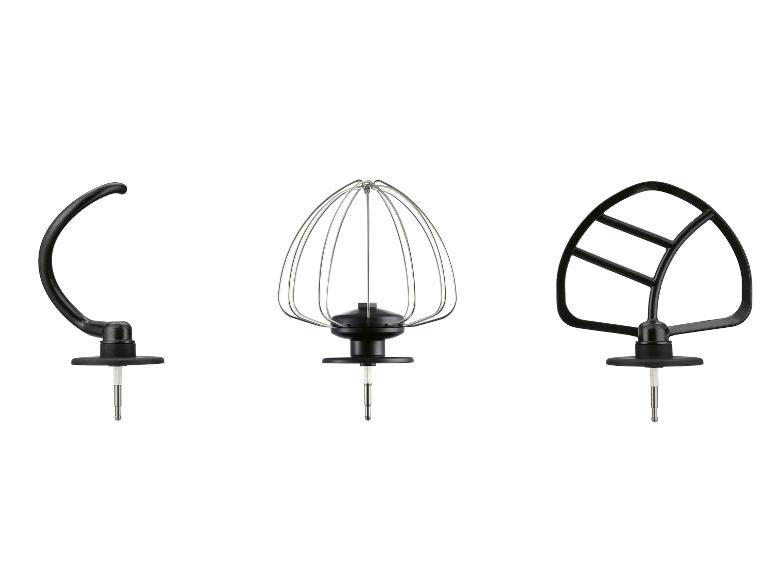 Trois accessoires de batteur, dont un crochet pétrisseur, un fouet et un batteur plat.