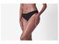 Femme en culotte noire taille haute, posant de côté
