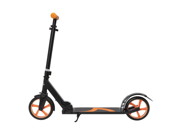 Trottinette noire avec accents et roues orange
