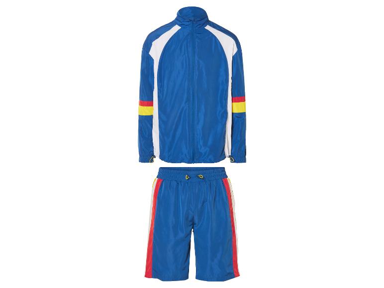 Ensemble survêtement bleu avec shorts et veste, style rétro.