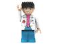 Une figurine Lego d'un homme aux cheveux noirs, lunettes, blouse de laboratoire et pantalon bleu.