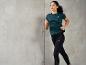 Femme courant avec un t-shirt vert foncé et un legging noir de la marque Craft.