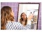 Nettoyage de miroir avec un nettoyeur de vitres électrique.