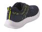 Des baskets bleues avec des détails jaunes