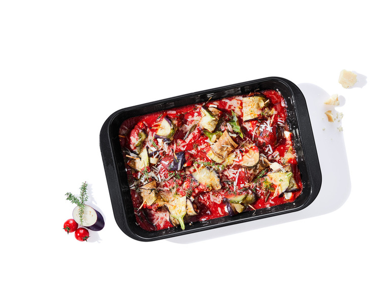 Aubergine, courgette et fromage dans une sauce tomate