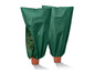 Deux housses de protection vertes pour plantes en pot.