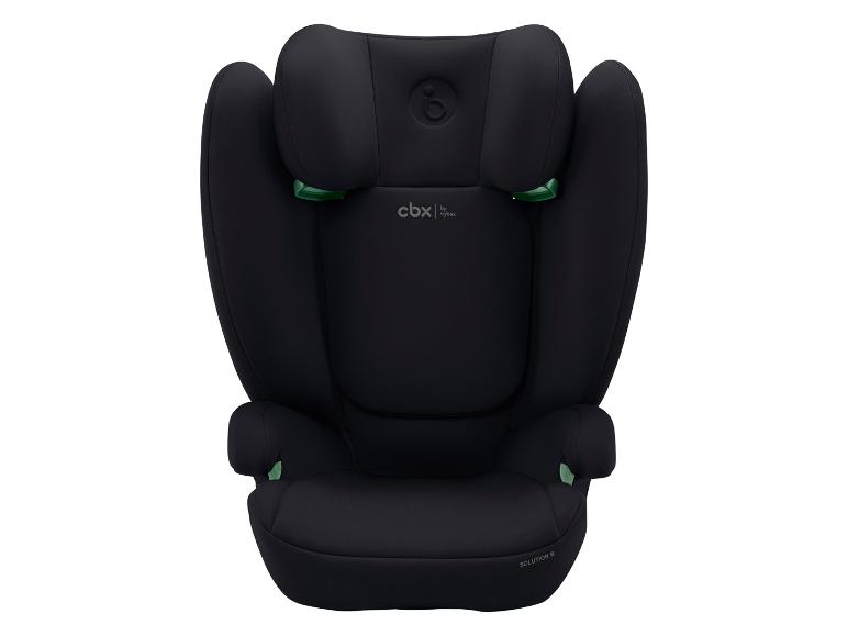 Siège auto noir pour enfant avec des accents verts, logo et nom du modèle visibles.