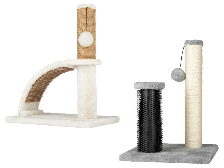 Deux poteaux à griffer pour chats, un blanc avec un griffoir incurvé et l'autre gris avec une brosse.