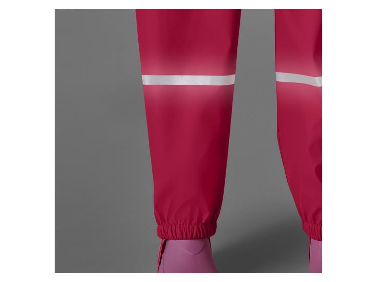 Pantalon de pluie rouge avec des bandes réfléchissantes.