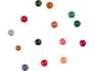Strass décoratifs colorés et facettés éparpillés sur fond noir.