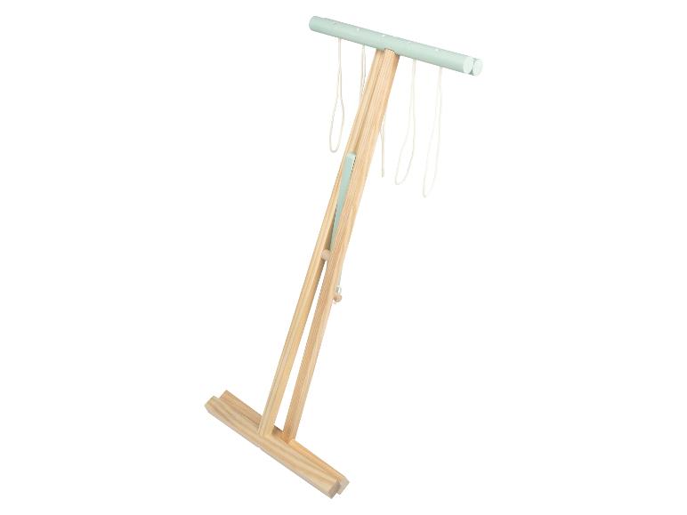 Un porte-serviettes en bois avec une barre bleue et des cordes.