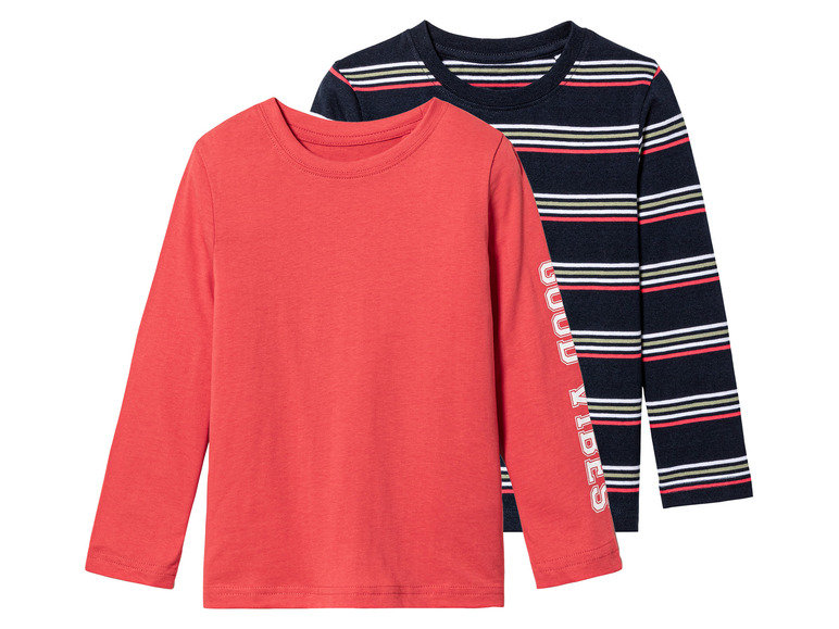 Deux t-shirts à manches longues pour garçons: un t-shirt rouge avec l'inscription 'Good Vibes' et un t-shirt rayé.
