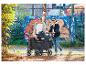 Jeunes parents poussant une poussette multifonctionnelle avec un enfant, sur fond de graffitis urbains.