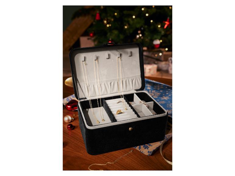 Un coffret à bijoux en velours noir avec des colliers et des bagues.
