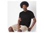 T-shirt côtelé noir et shorts cargo beiges pour homme.