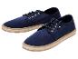Paire de chaussures en toile bleu marine à lacets avec semelle espadrille.