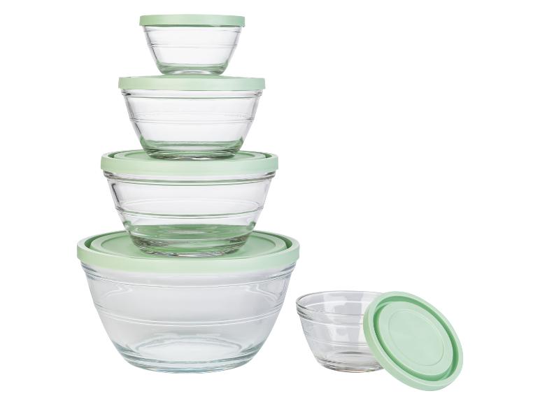 Un ensemble de bols en verre avec des couvercles verts.