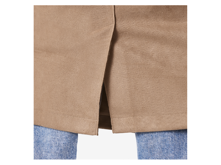 Détail du bas d'un manteau en daim beige.
