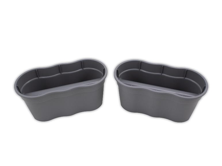 Deux jardinières de jardin en plastique gris de forme ondulée