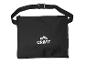 Sac de sport noir avec une sangle réglable et un logo blanc sur le devant.