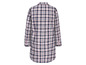 Une chemise de nuit à carreaux rose et bleue pour femme.