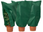 Trois housses de protection vertes pour plantes en pot, une avec une fermeture éclair ouverte montrant une plante.