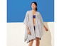 Une femme porte un kimono de plage rayé avec des franges.