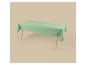 Nappe vert clair sur une table en bois avec un fond beige.