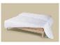 Couette blanche sur un lit en bois avec matelas beige.