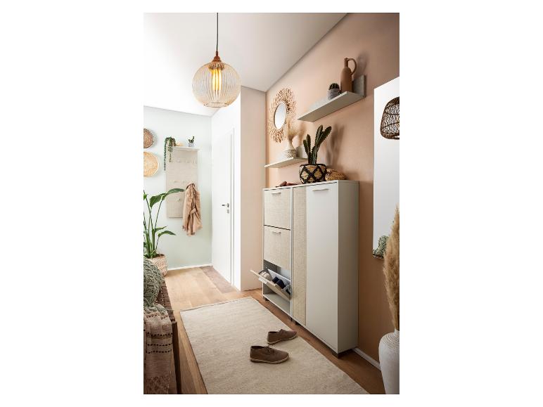 Entrée avec meuble à chaussures, porte-manteau et décoration bohème aux tons neutres.