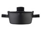 Une casserole noire avec deux poignées.