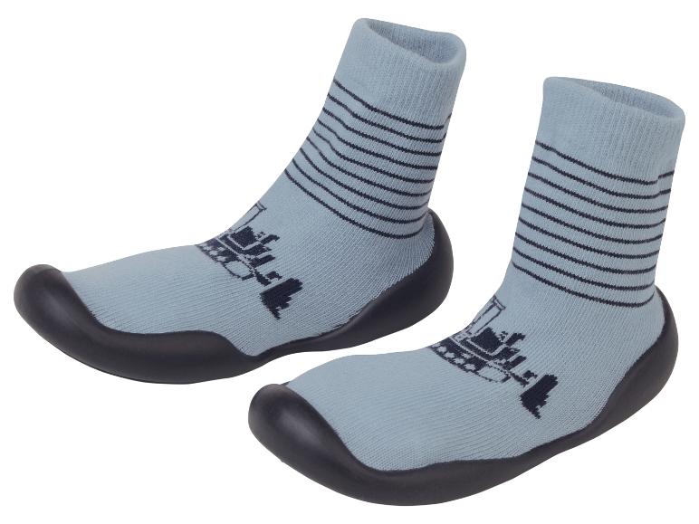 Chaussettes bébé avec semelle en caoutchouc, rayures bleues et motif ville.