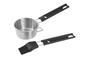 Un gobelet doseur en acier avec une poignée noire et un pinceau en silicone pour la cuisson