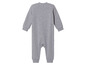 Une combinaison bébé gris à manches longues.