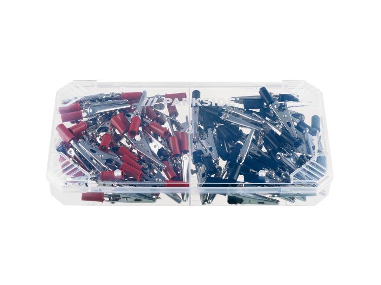 Une boîte en plastique transparent remplie de pinces crocodiles rouges et noires.
