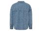 Une chemise en jean bleu clair à manches longues.