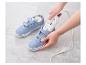 Chauffe-chaussures Crest dans des baskets bleues.