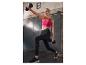 Femme faisant des exercices avec des haltères, leggings et chaussures de sport.