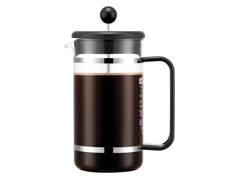 Cafetière à piston avec café foncé, poignée noire et accents argentés.