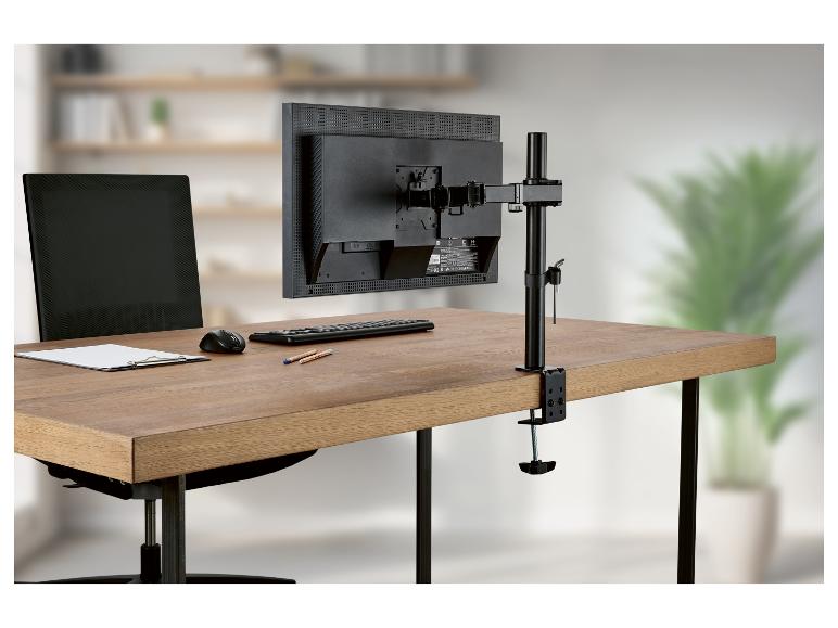 Moniteur sur support de bureau avec clavier et souris.