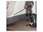 Un homme utilise un nettoyeur haute pression Parkside pour nettoyer un mur.