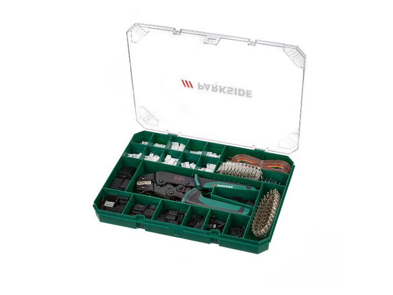 Un ensemble avec une pince à sertir, des connecteurs et des fils dans une boîte de rangement verte.