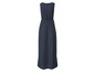 Une longue robe bleu foncé avec une ceinture
