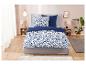 Parure de lit fleurie bleu marine et blanche.