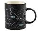 Une tasse noire avec un design de constellations, notamment les Gémeaux, le Verseau et la Vierge.
