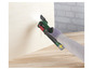 Une main utilisant un outil multifonction Bosch pour découper un trou dans du bois.