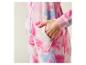 Une combinaison en polaire rose à imprimé tie-dye.