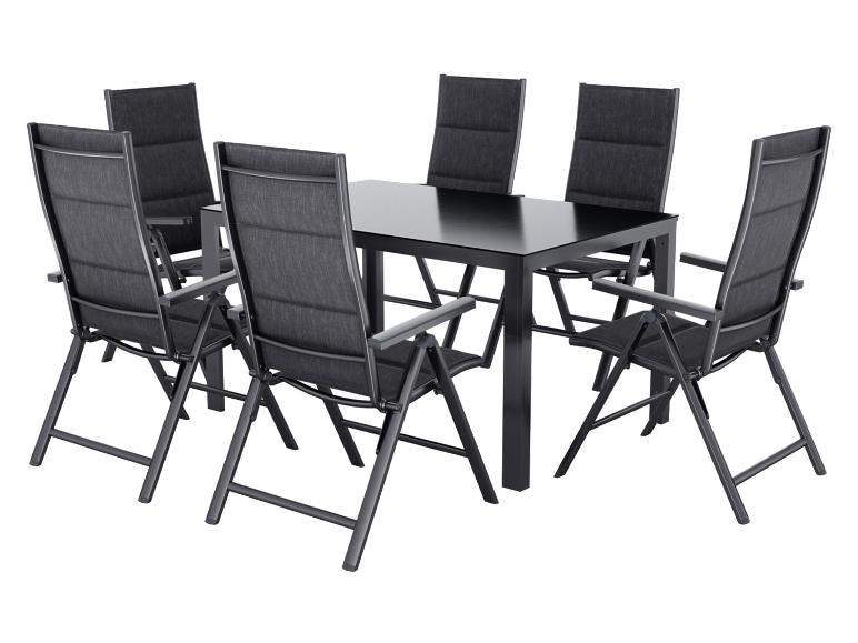 Ensemble de salle à manger d'extérieur avec table noire et six chaises pliantes.