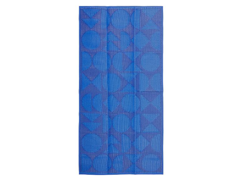 Tapis de plage bleu avec un motif géométrique de cercles et de triangles.